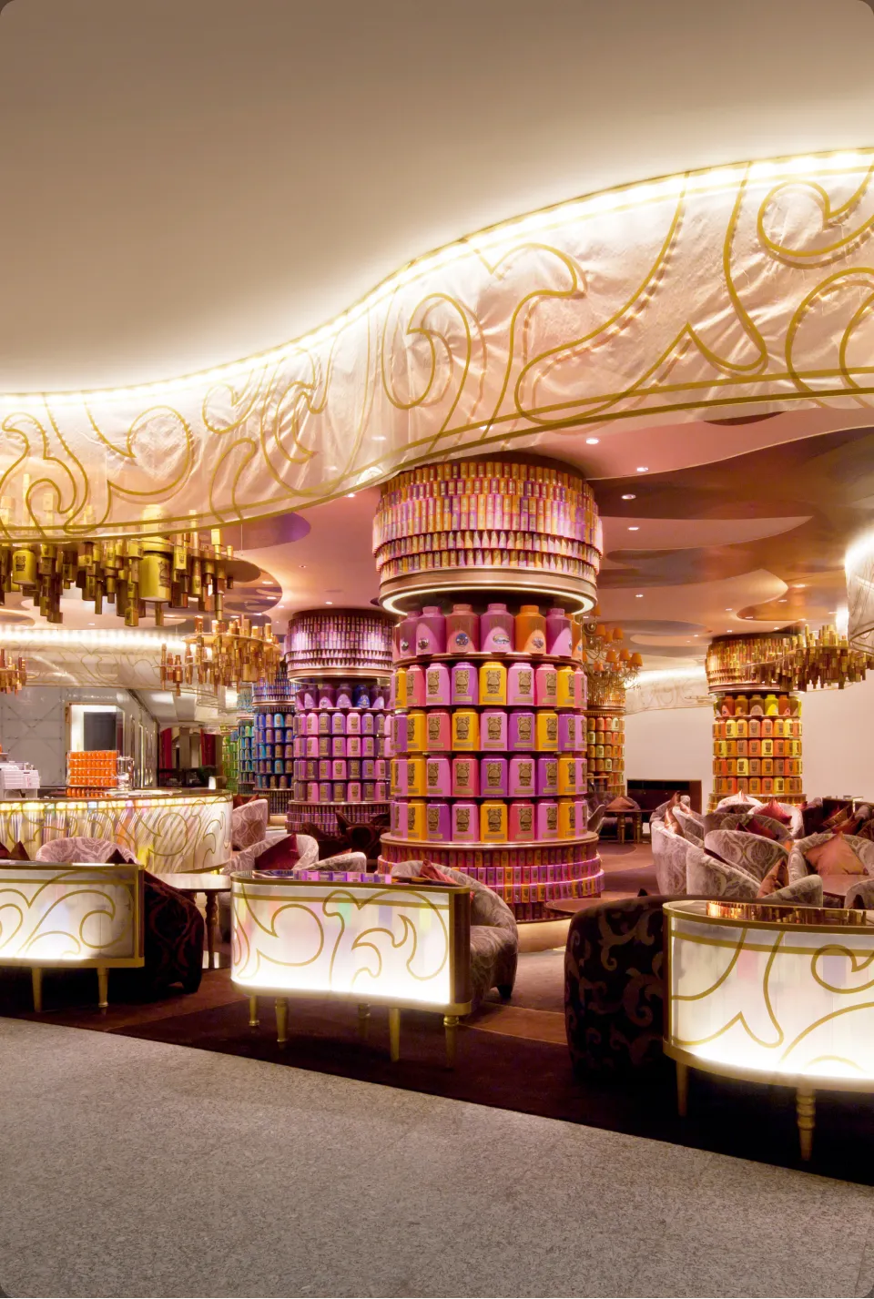 異国の余韻に包まれる静かな山路地